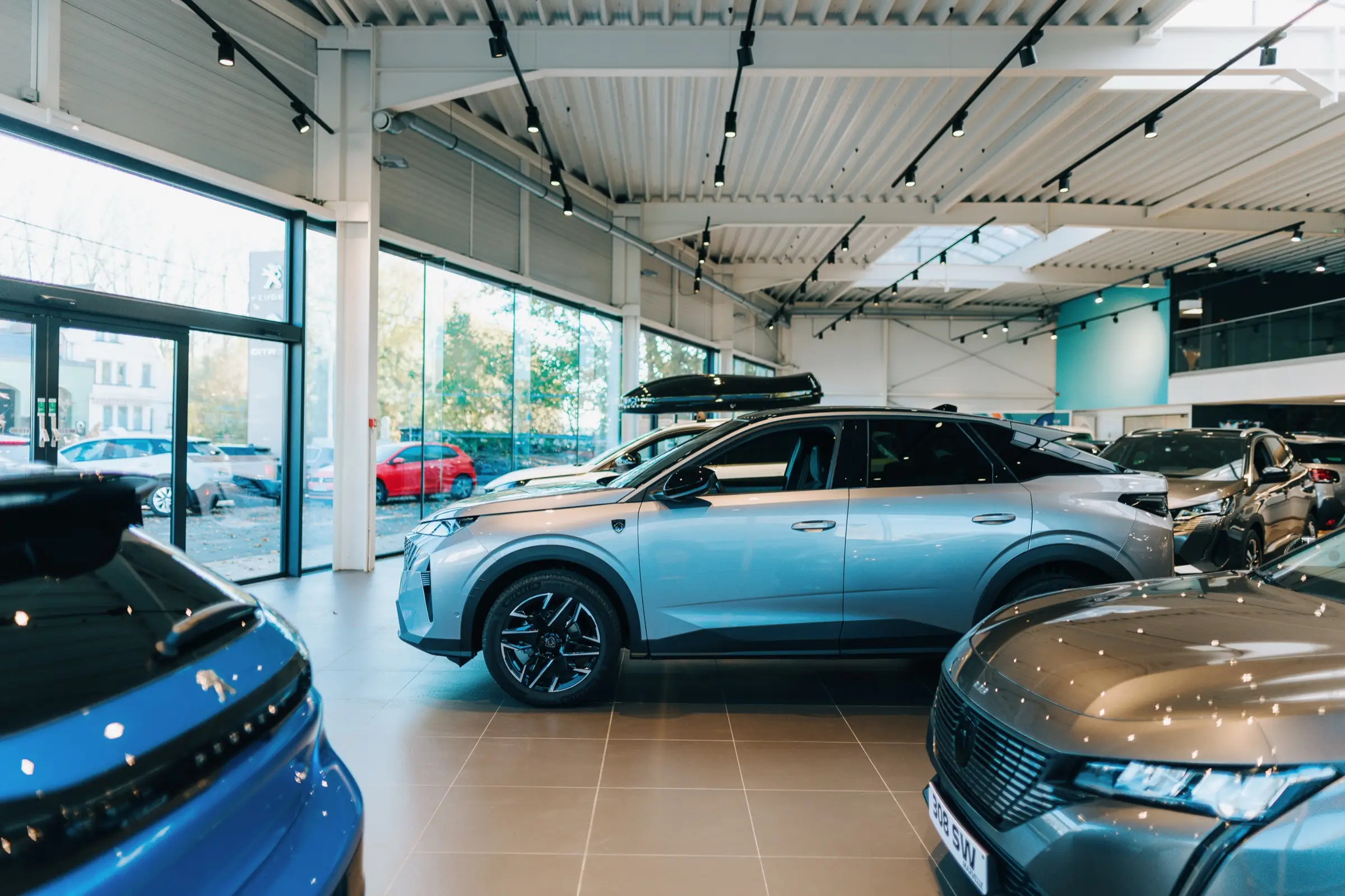 Véhicules d'occasion exposés dans le showroom Marvelle Automobile