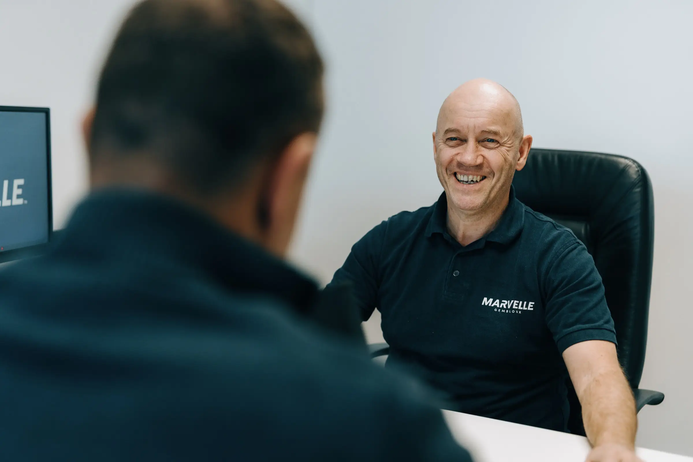 Conseiller Marvelle Automobile échangeant avec un client
