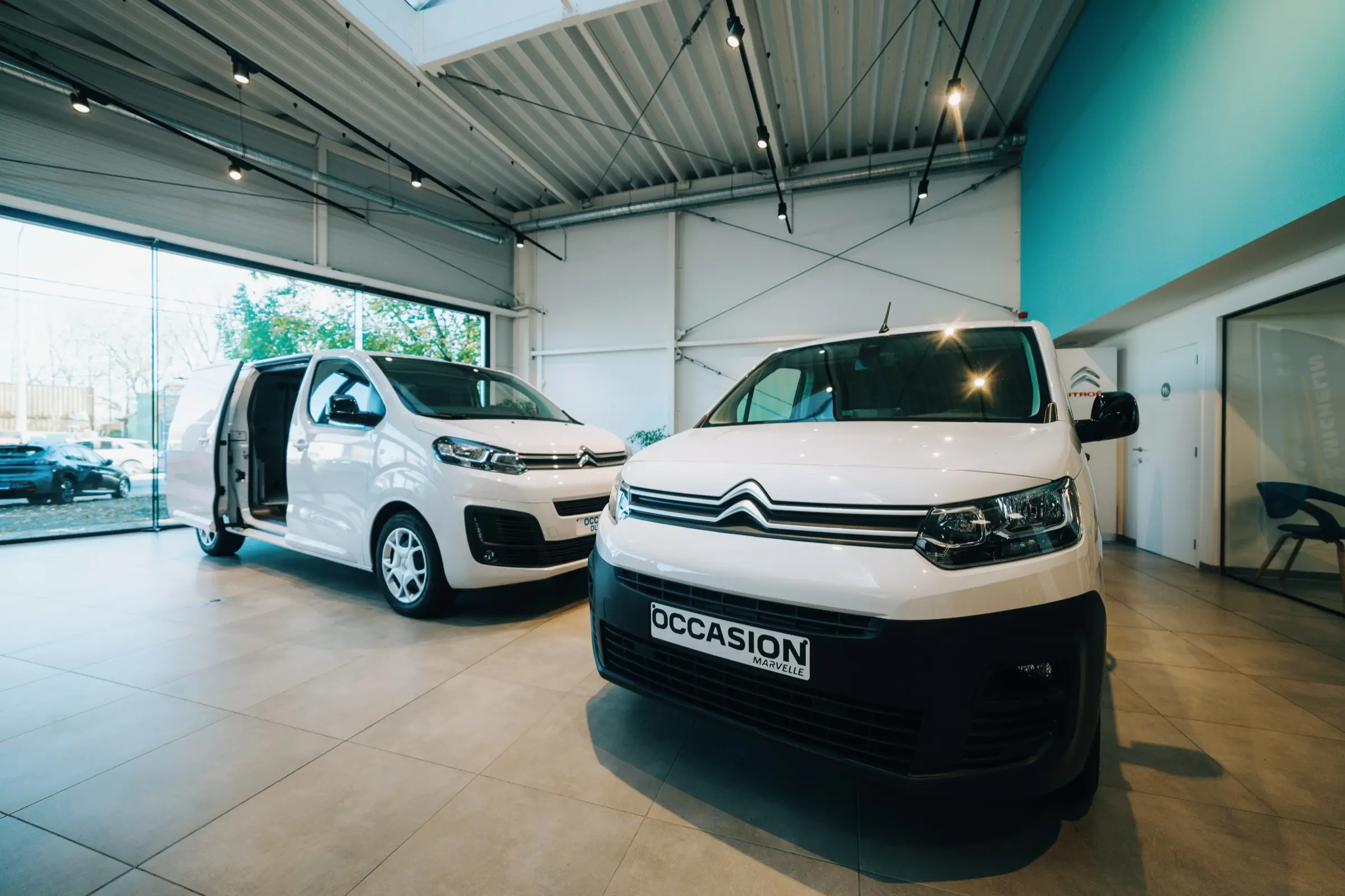 Véhicules utilitaires Citroën dans le showroom Marvelle Automobile