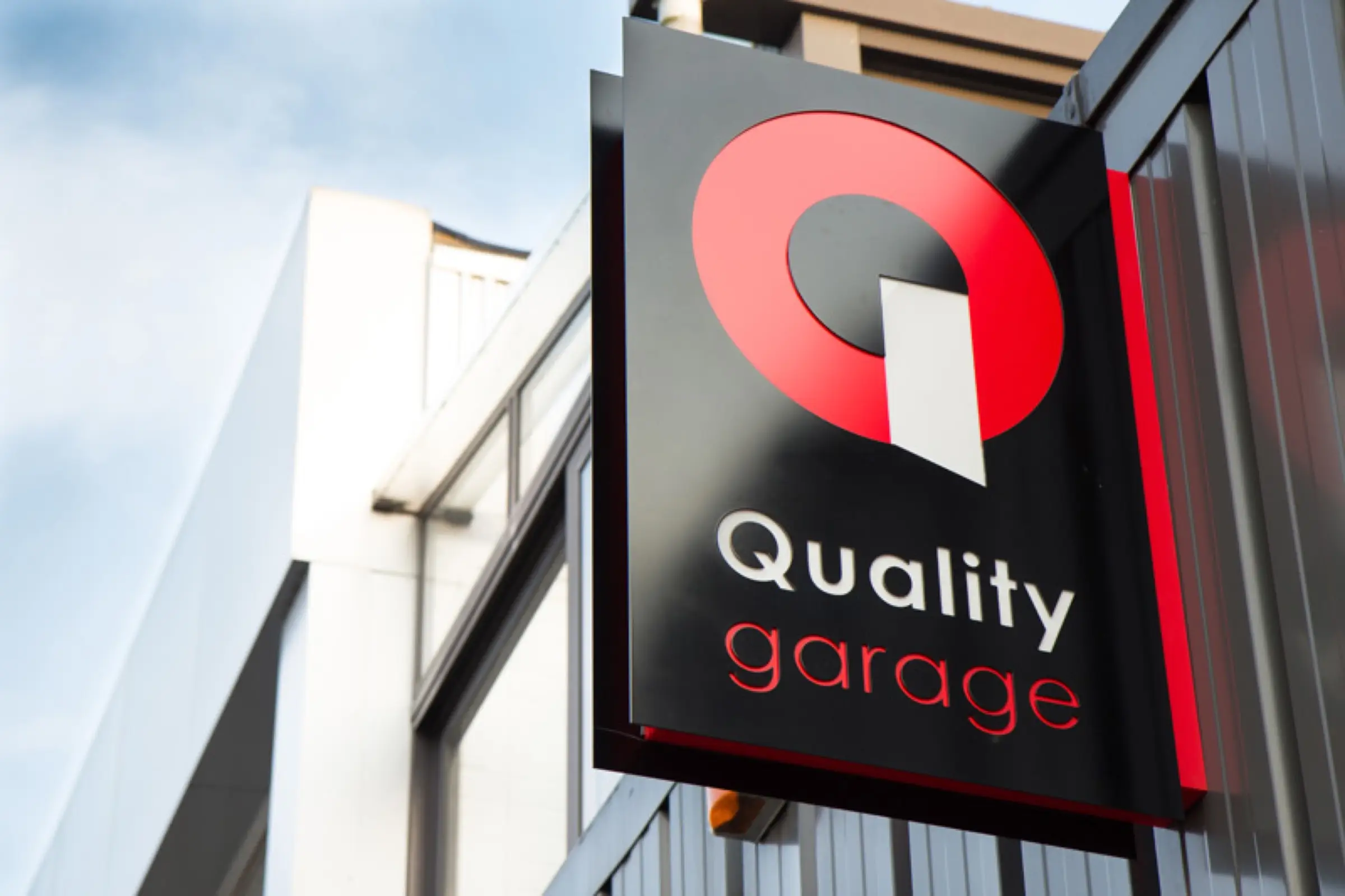 Enseigne Quality Garage à l'entrée du garage Marvelle Automobile